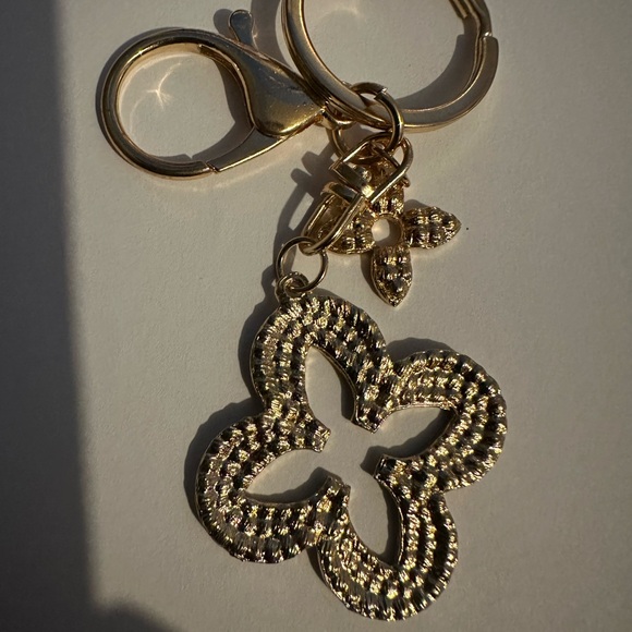 Clover Bagcharm/Keychain gold tone with green and clear crystals - Picture 2 of 2
